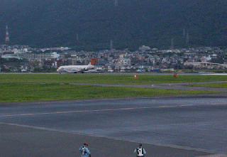 降りてきた～！地方空港は平行誘導路なんかないので、端まで行ったらＵターンして戻ってきます